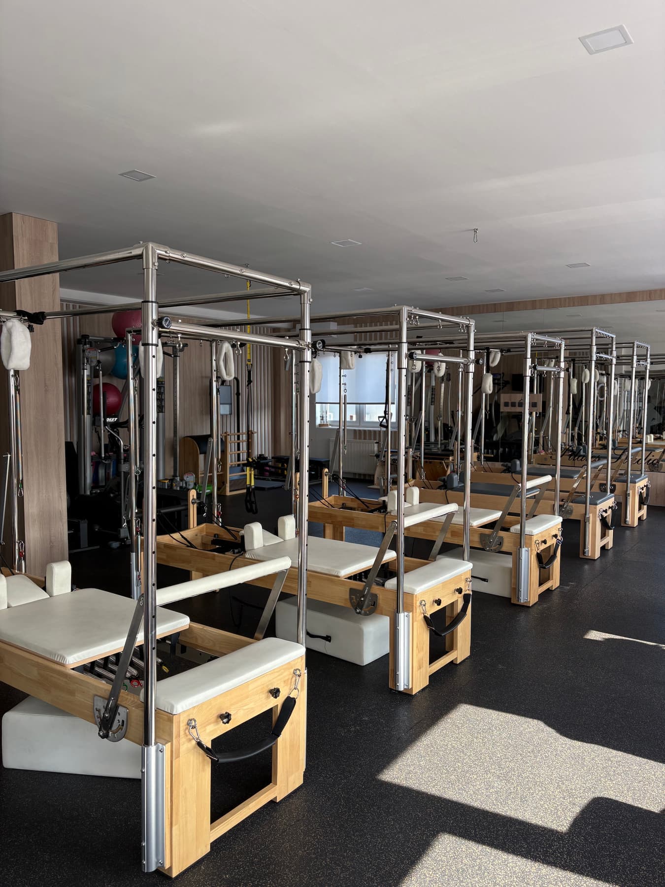 Řada pilates reformerů v Pilates Studiu Písek